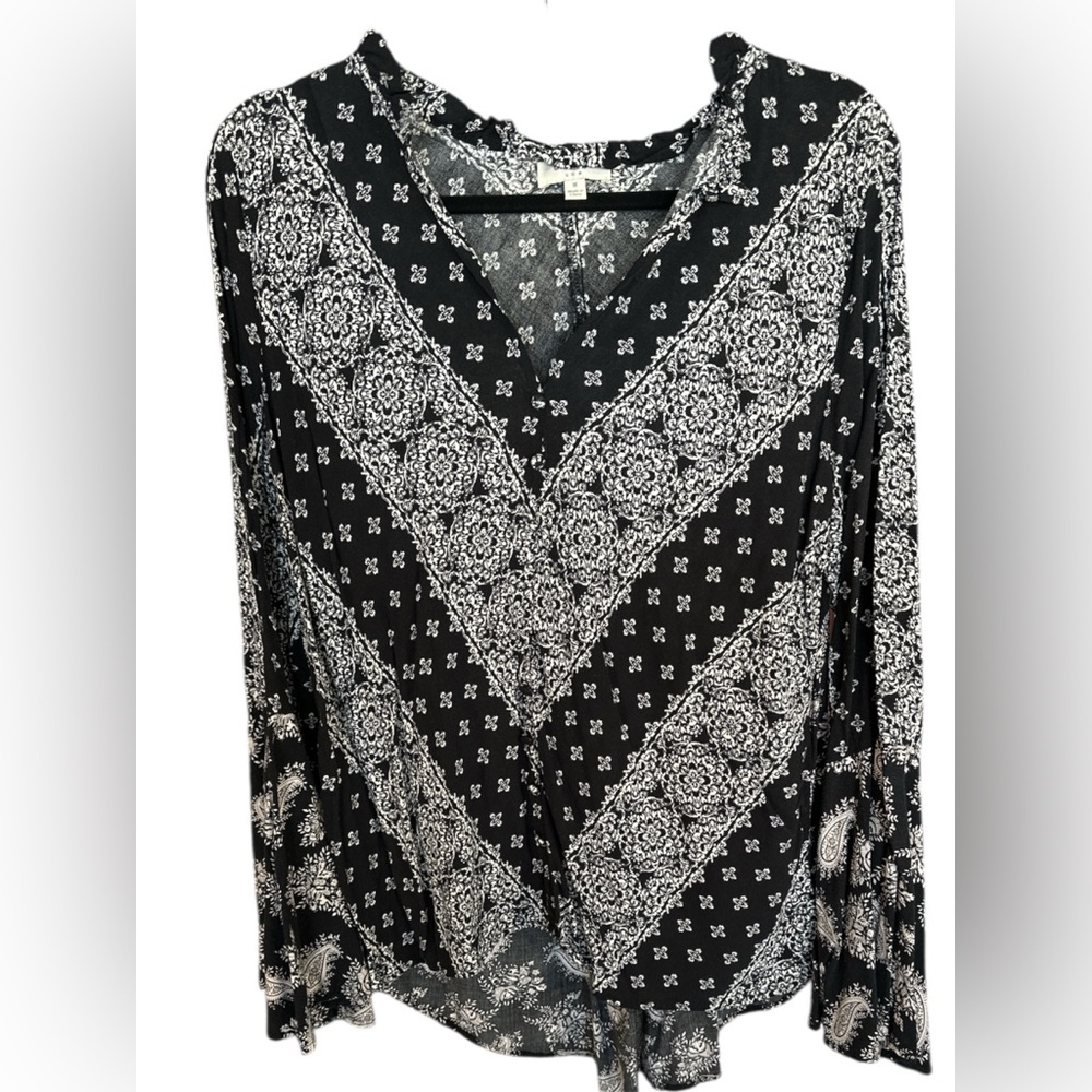 Umgee - Black and White Flower and Paisley V-neck Blouse